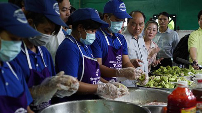 Thủ tướng Nguyễn Xuân Phúc kiểm tra đột xuất suất ăn công nhân 